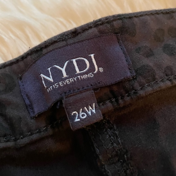 NYDJ Leopard Print Skinny Jeans in Gray Stretch Denim. Size 26W. - Picture 8 of 13